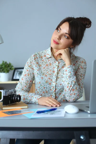 Retrato de una mujer de negocios sentada en el escritorio — Foto de Stock