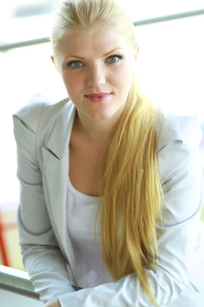 Business woman in modern building, standing near windows — стоковое фото