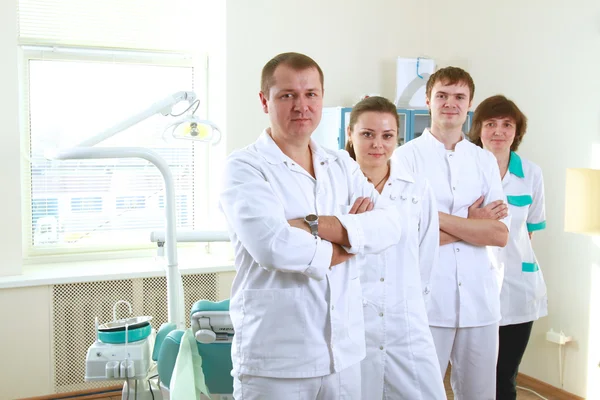 Läkare står i office — Stockfoto