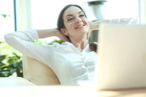 Femme d'affaires relaxant avec les mains derrière la tête et assis sur une chaise — Photo