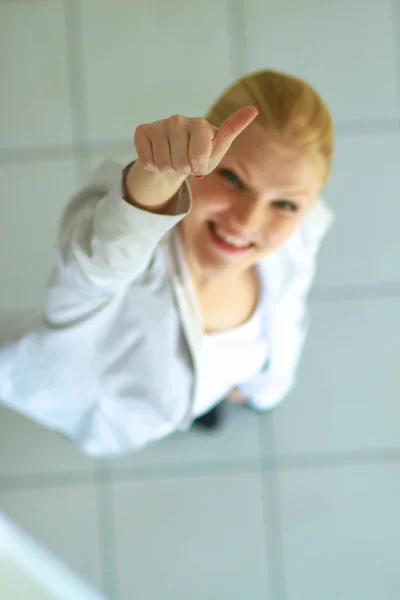 Portrait of a happy young business woman standing — Stock Photo, Image