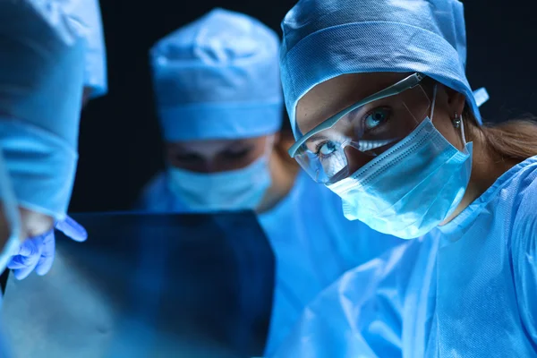 Cirujano de equipo en el trabajo en el hospital — Foto de Stock