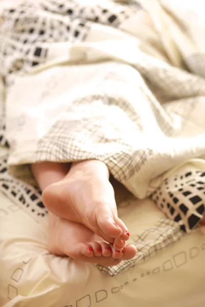 ベッドの上で眠っているかわいい若い女性のクローズ アップの肖像画 — ストック写真