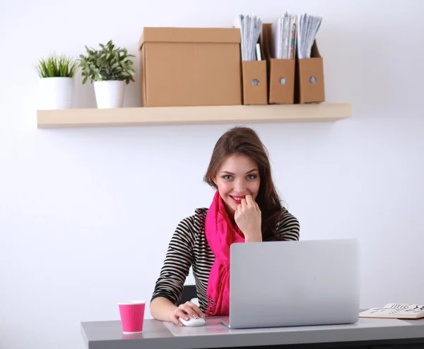 Portret van een Glimlachende zakenvrouw met koffie cup voor laptop — Stockfoto