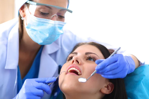 Женщина-дантист работает с зубами своих пациентов — стоковое фото