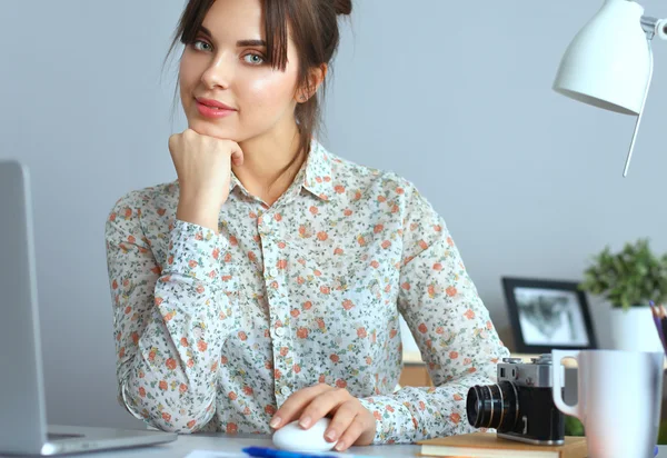 机に座っている若い女性の肖像画 — ストック写真