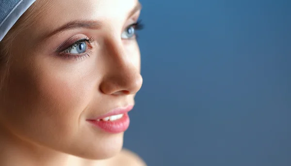 Uma mulher bonita, retrato isolado no fundo azul — Fotografia de Stock