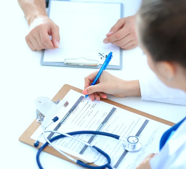 Médecin femme assise avec un patient masculin au bureau — Photo