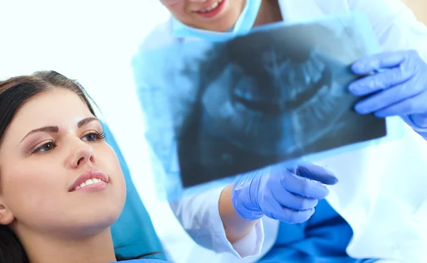 Kvinnlig tandläkare arbetar på sina patienter tänder — Stockfoto