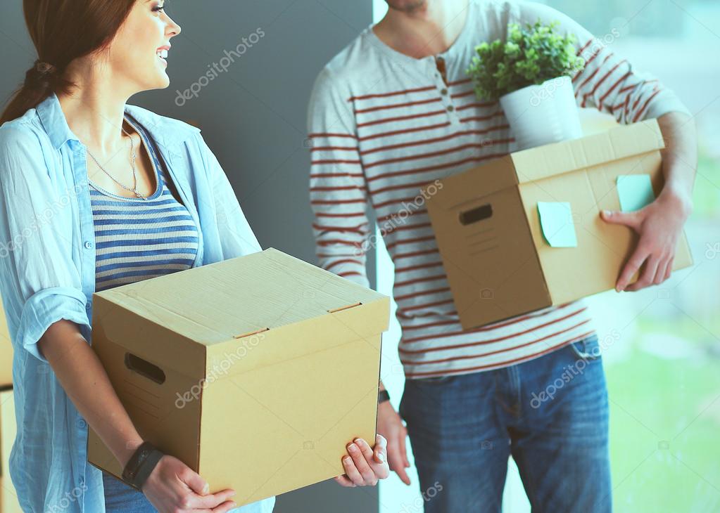 Квартирный переезд. Фотосессия с коробками. Женщина в квартире. Семья въезжает в квартиру. Коробки и люди.