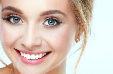 Beyaz arka planda güzel bir kadının portresi