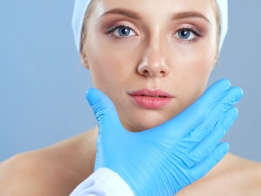 Bir kadın yüzü çok dokunaklı bir cerrah elleri