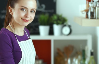 Onun mutfak masa alışveriş torbaları ile yakın duran genç kadın