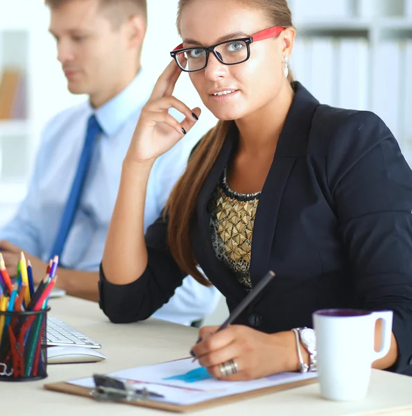 Modeontwerpers werken in studio zittend op het bureau — Stockfoto