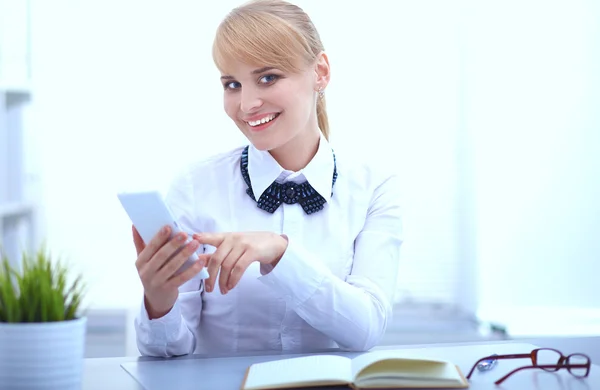 Frau im Büro mit Handy — Stockfoto