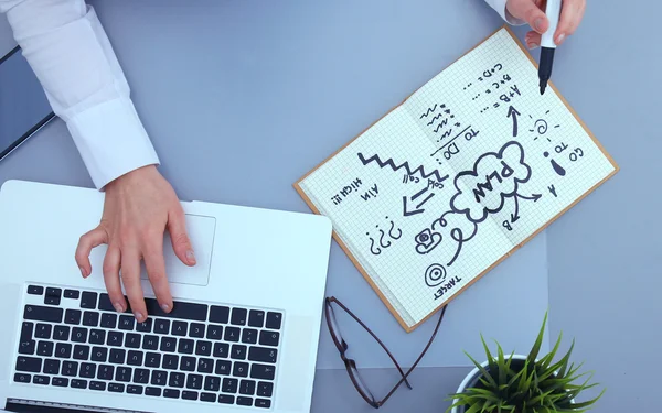 Porträt einer Geschäftsfrau am Schreibtisch mit Laptop — Stockfoto