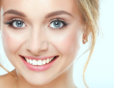 Beyaz arka planda güzel bir kadının portresi