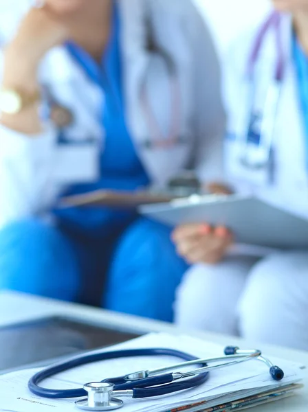 Twee jonge vrouwelijke dokters zitten op de bank — Stockfoto