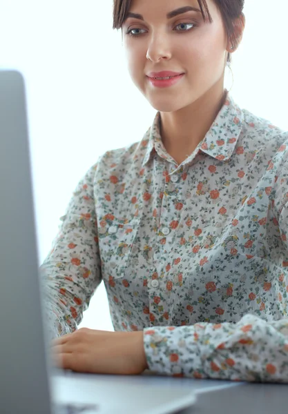 Porträtt av ung kvinna sitter vid skrivbord — Stockfoto