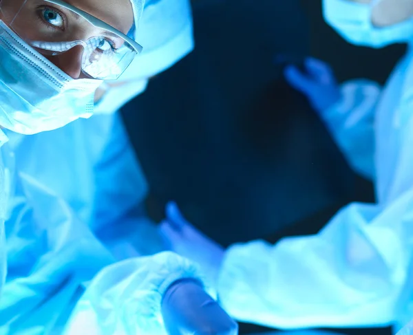 Team surgeon at work on operating in hospital — Stock Photo, Image