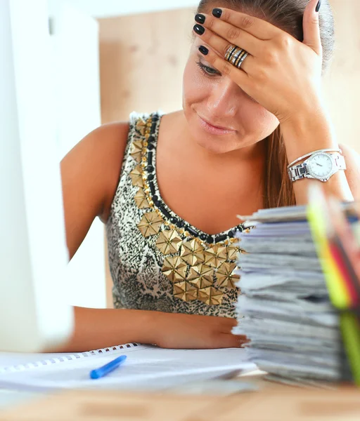 Ung och vacker affärskvinna trött från jobbet på kontoret — Stockfoto