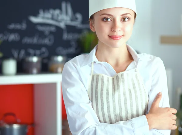 Chef mulher retrato com uniforme na cozinha — Fotografia de Stock