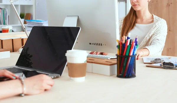 Diseñadores de moda trabajando en estudio — Foto de Stock