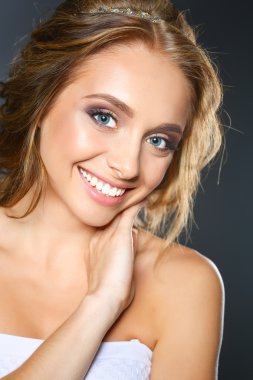 Koyu arka plan üzerinde kıvırcık uzun saçlı güzel kadın