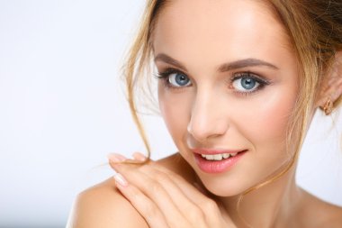 Beyaz arka planda güzel bir kadının portresi