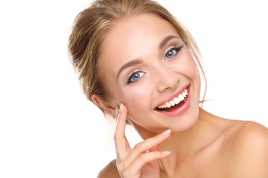 genç bir kadın yüzü beyaz zemin üzerine izole dokunmadan