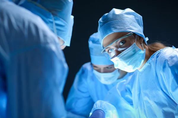 Team surgeon at work on operating in hospital — Stock Photo, Image