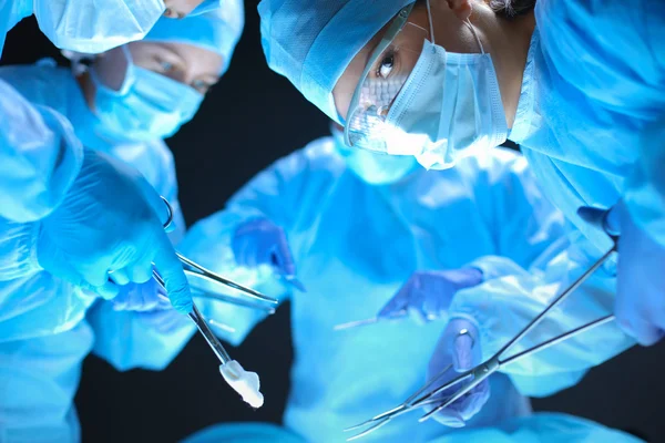 Týmový chirurg pracující na operacích v nemocnici — Stock fotografie