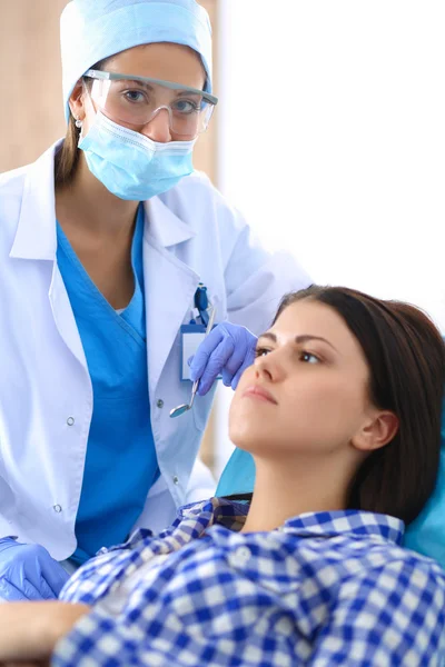 Donna dentista che lavora presso i suoi denti pazienti — Foto Stock