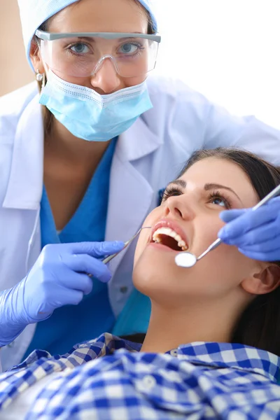 Mulher dentista trabalhando em seus pacientes dentes — Fotografia de Stock