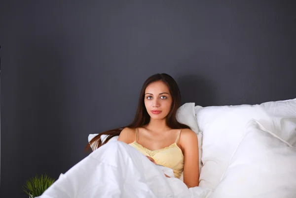 Mujer bonita sentada en la cama —  Fotos de Stock