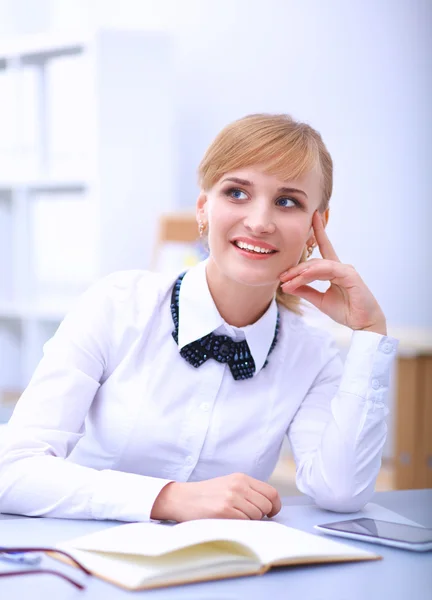 Portret van een zakenvrouw aan een bureau met een laptop — Stockfoto