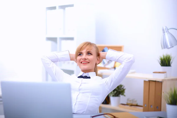 Donna d'affari rilassante con le mani dietro la testa e seduta su una sedia — Foto Stock