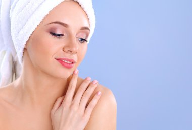 Başında bir gri arka plan üzerine bir havlu ile güzel kadın