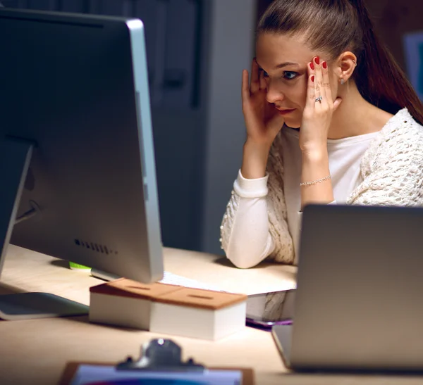 Junge und schöne Geschäftsfrau müde von der Arbeit im Büro — Stockfoto