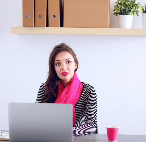 Retrato de uma empresária sorridente com xícara de café no laptop frontal — Fotografia de Stock