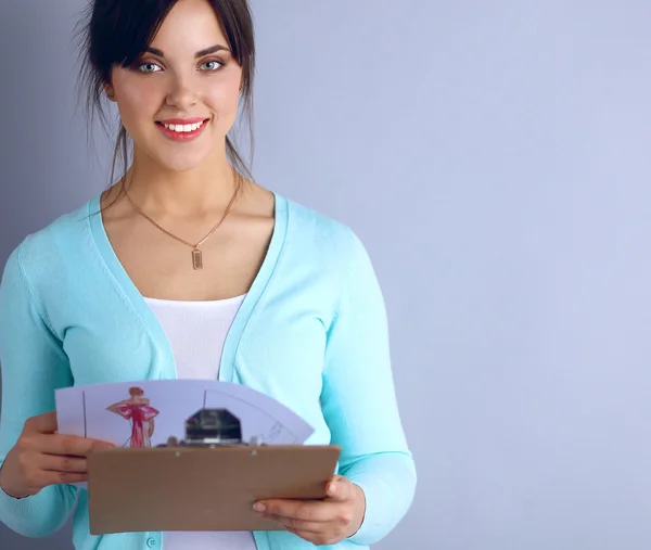 Mujer con carpeta para documentos sobre fondo gris — Foto de Stock