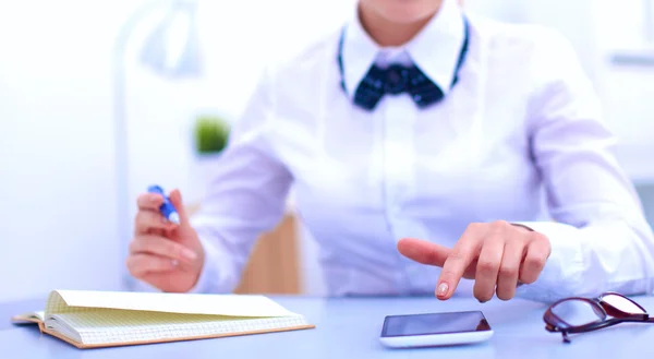 Retrato de una mujer de negocios sentada en el escritorio —  Fotos de Stock