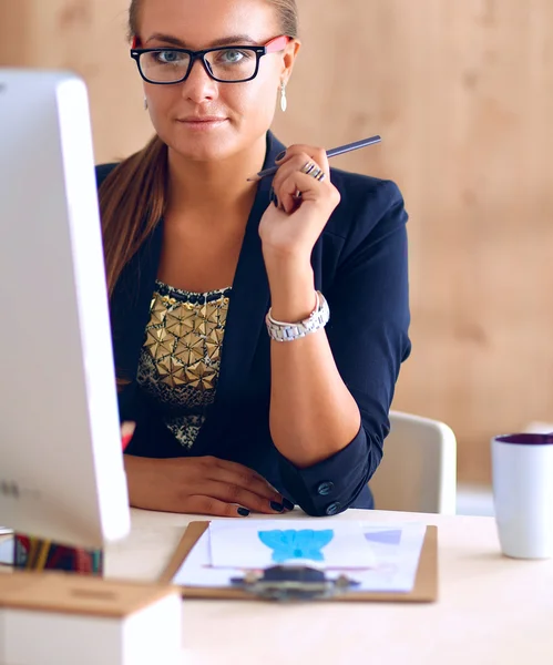 Diseñadores de moda trabajando en el estudio sentados en el escritorio — Foto de Stock