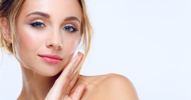 genç bir kadın yüzü beyaz zemin üzerine izole dokunmadan