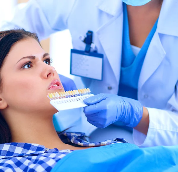 Mujer dentista trabajando en los dientes de sus pacientes — Foto de Stock