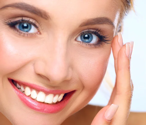 genç bir kadın yüzü beyaz zemin üzerine izole dokunmadan