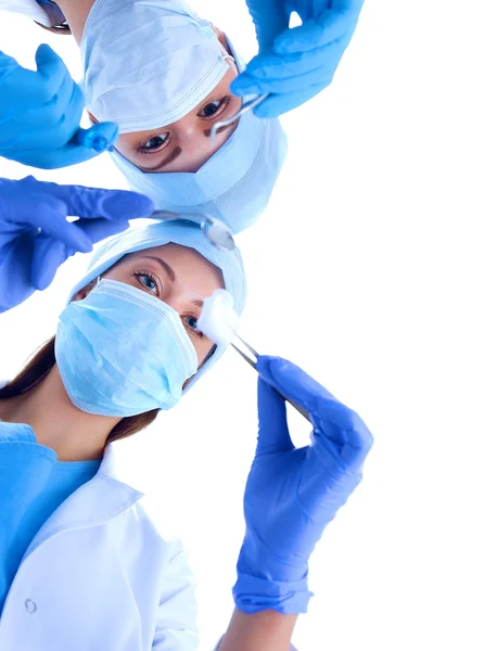 Kirurger team, man och kvinna bär skyddande uniformer, mössor och masker — Stockfoto