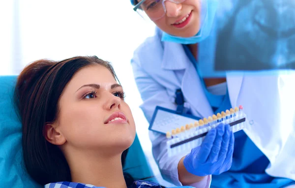 Donna dentista che lavora presso i suoi denti pazienti — Foto Stock