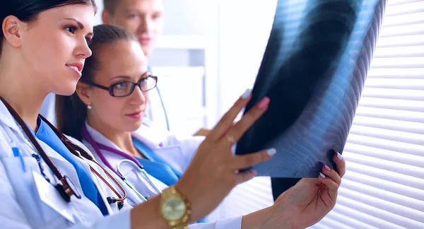 Jeune groupe de médecins qui regardent la radiographie — Photo