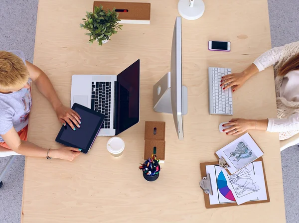 Diseñadores de moda trabajando en estudio — Foto de Stock